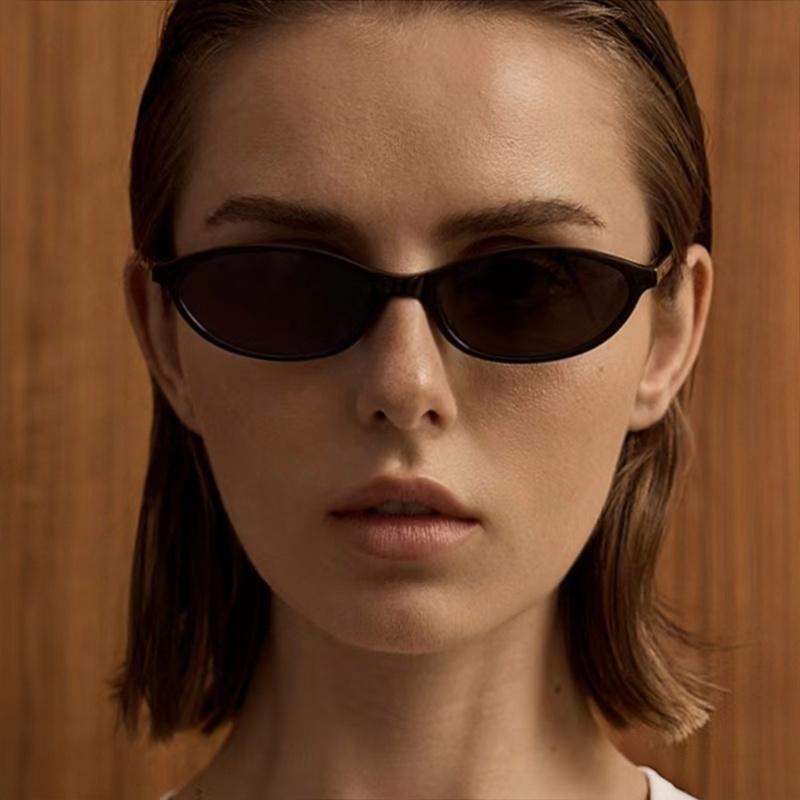 Avyara Retro Oval Sunglasses